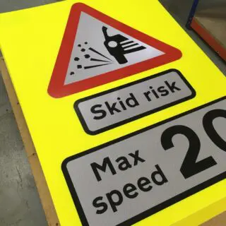 maximium speed 20mph road sign